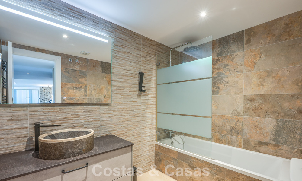 Appartement rénové en première ligne de golf à vendre à proximité des commodités à Guadalmina Alta et San Pedro, Marbella 799690