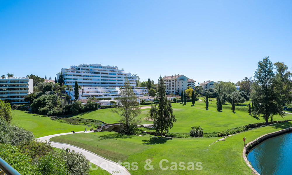 Appartement rénové en première ligne de golf à vendre à proximité des commodités à Guadalmina Alta et San Pedro, Marbella 799702