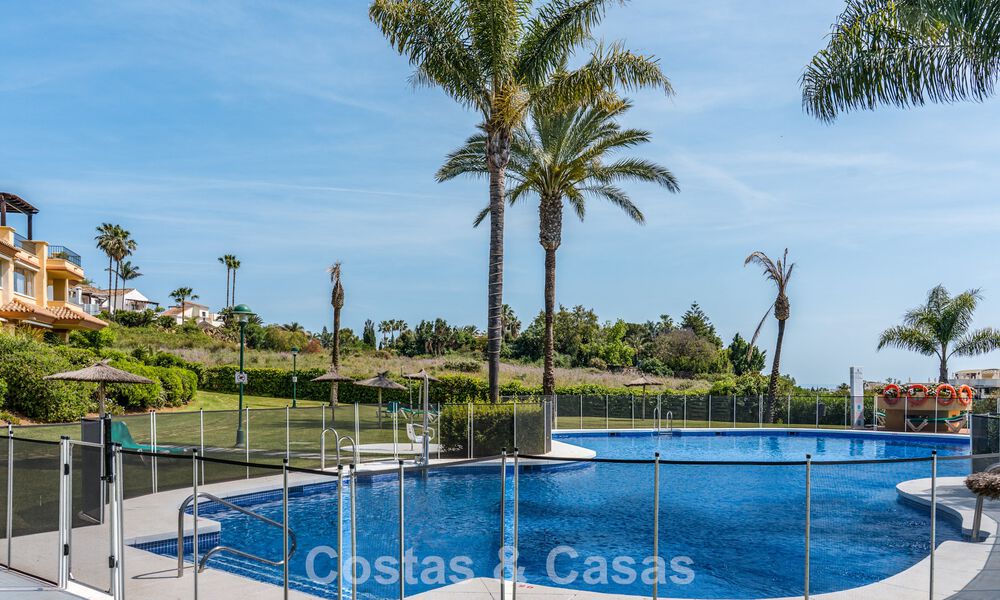 Appartement avec vue sur la mer à vendre à distance de marche de Puerto Banús et de la plage à Nueva Andalucía, Marbella 799786