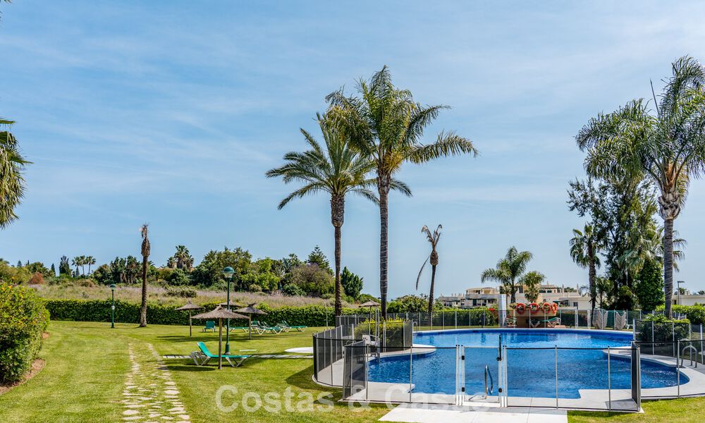 Appartement avec vue sur la mer à vendre à distance de marche de Puerto Banús et de la plage à Nueva Andalucía, Marbella 799787