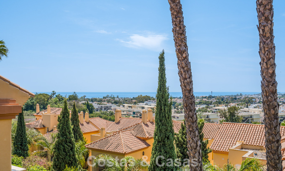 Appartement avec vue sur la mer à vendre à distance de marche de Puerto Banús et de la plage à Nueva Andalucía, Marbella 799802