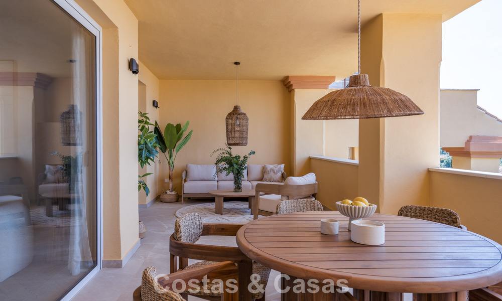 Appartement avec vue sur la mer à vendre à distance de marche de Puerto Banús et de la plage à Nueva Andalucía, Marbella 799803