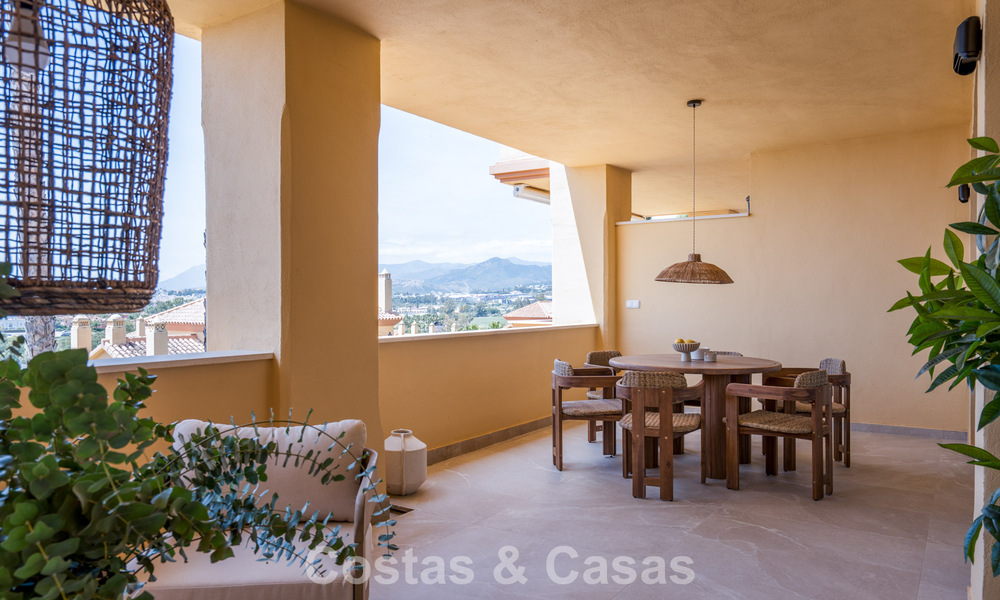 Appartement avec vue sur la mer à vendre à distance de marche de Puerto Banús et de la plage à Nueva Andalucía, Marbella 799805