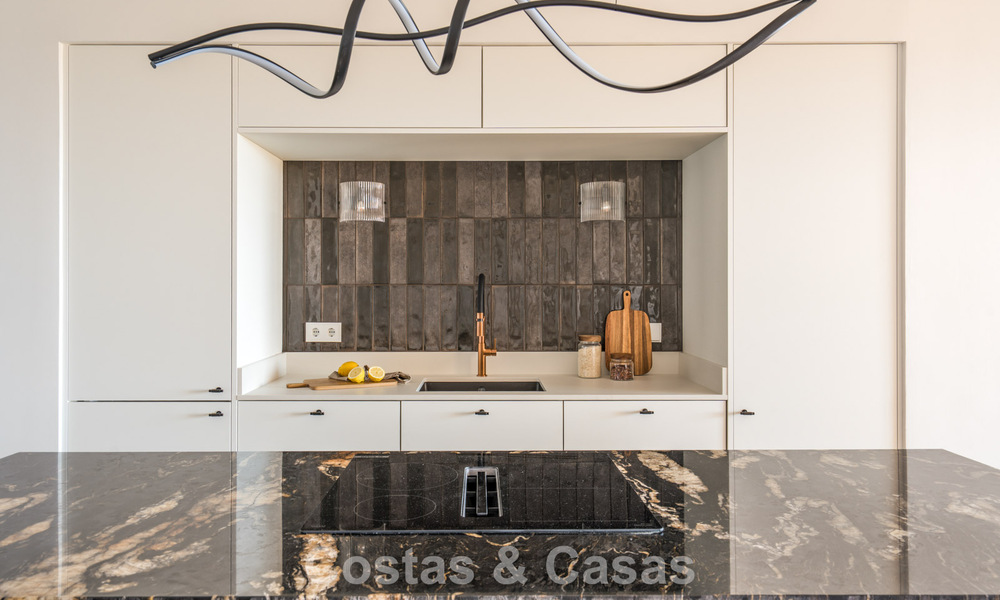 Appartement avec vue sur la mer à vendre à distance de marche de Puerto Banús et de la plage à Nueva Andalucía, Marbella 799808