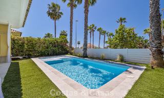 Villa jumelée rénovée à vendre avec vue sur la mer sur le golf à l’est de Marbella 800236 