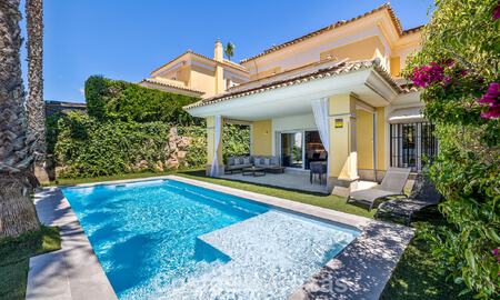 Villa jumelée rénovée à vendre avec vue sur la mer sur le golf à l’est de Marbella 800237