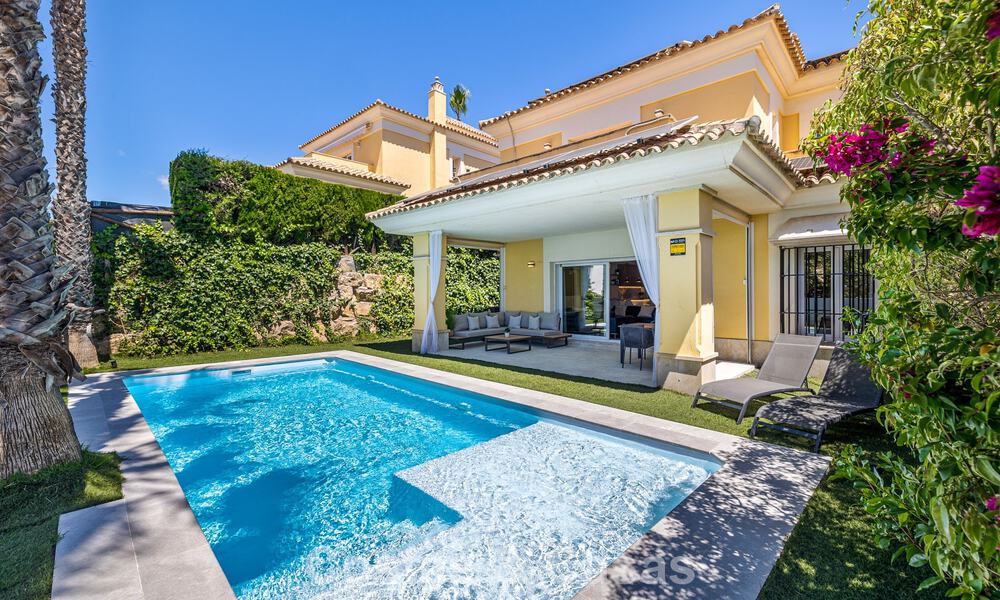Villa jumelée rénovée à vendre avec vue sur la mer sur le golf à l’est de Marbella 800237