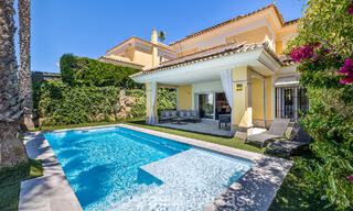 Villa jumelée rénovée à vendre avec vue sur la mer sur le golf à l’est de Marbella 800237 