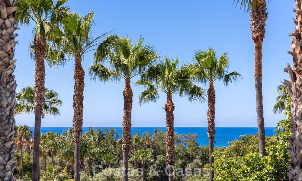 Villa jumelée rénovée à vendre avec vue sur la mer sur le golf à l’est de Marbella 800239