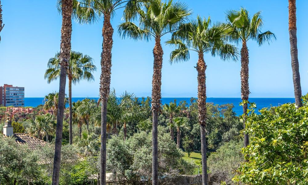 Villa jumelée rénovée à vendre avec vue sur la mer sur le golf à l’est de Marbella 800240