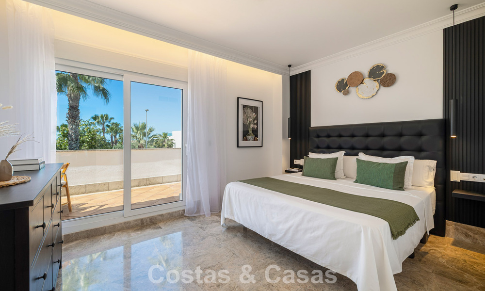 Villa jumelée rénovée à vendre avec vue sur la mer sur le golf à l’est de Marbella 800242