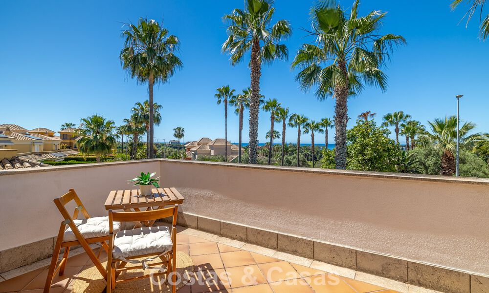 Villa jumelée rénovée à vendre avec vue sur la mer sur le golf à l’est de Marbella 800243