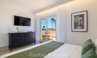Villa jumelée rénovée à vendre avec vue sur la mer sur le golf à l’est de Marbella 800244 