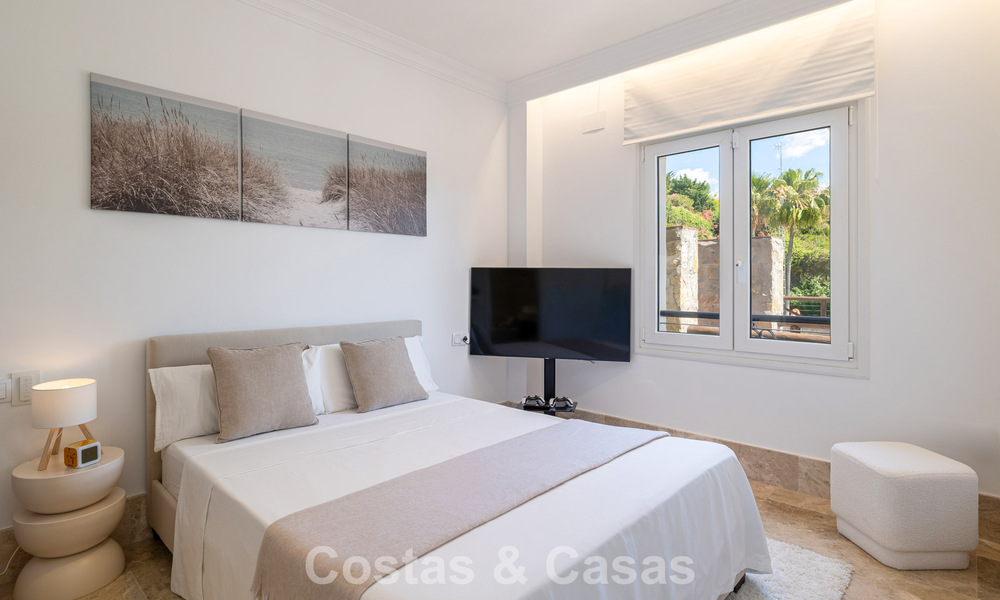 Villa jumelée rénovée à vendre avec vue sur la mer sur le golf à l’est de Marbella 800245