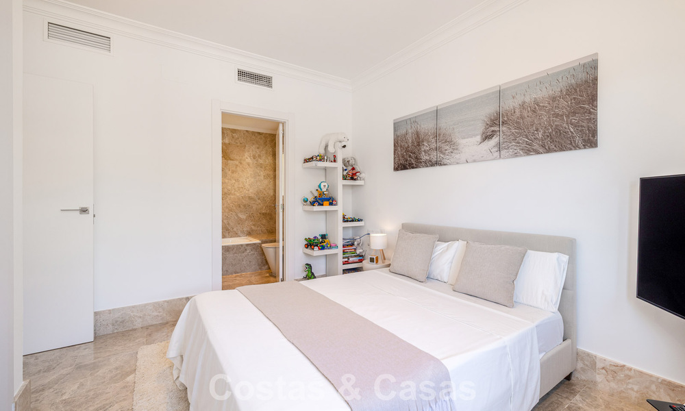 Villa jumelée rénovée à vendre avec vue sur la mer sur le golf à l’est de Marbella 800246