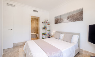 Villa jumelée rénovée à vendre avec vue sur la mer sur le golf à l’est de Marbella 800246 