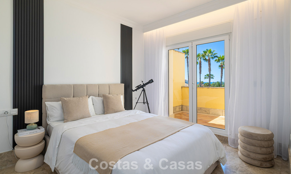Villa jumelée rénovée à vendre avec vue sur la mer sur le golf à l’est de Marbella 800248