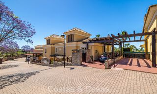 Villa jumelée rénovée à vendre avec vue sur la mer sur le golf à l’est de Marbella 800256 