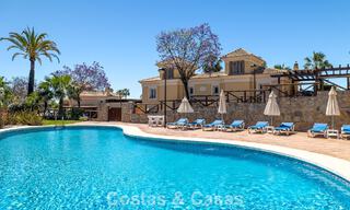 Villa jumelée rénovée à vendre avec vue sur la mer sur le golf à l’est de Marbella 800257 