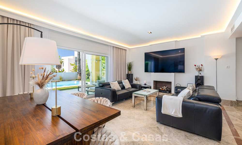 Villa jumelée rénovée à vendre avec vue sur la mer sur le golf à l’est de Marbella 800259