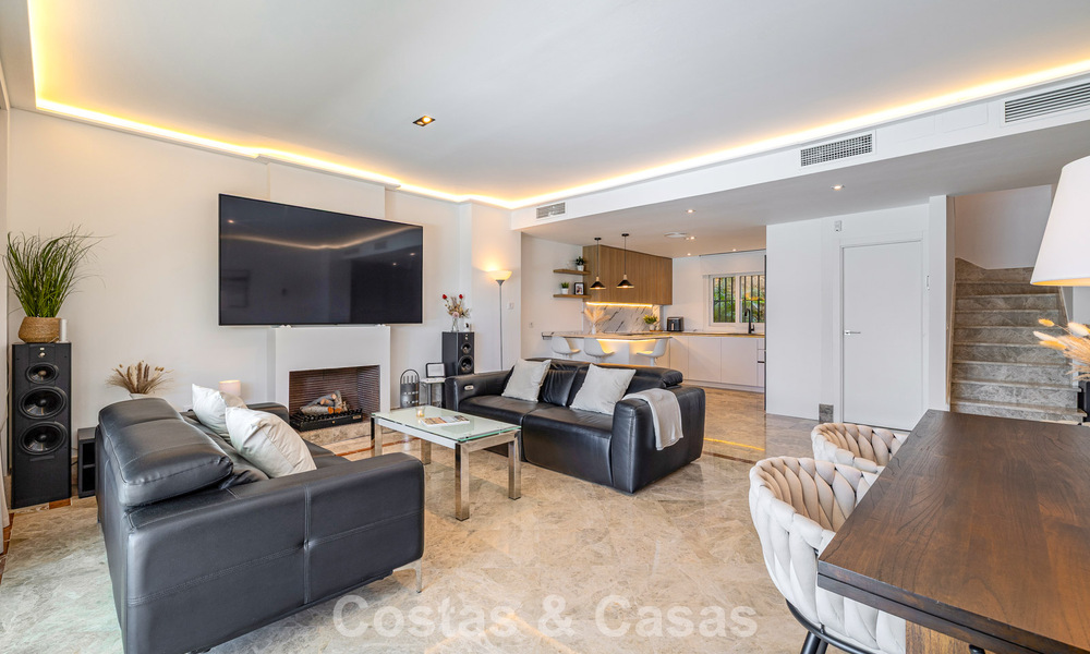 Villa jumelée rénovée à vendre avec vue sur la mer sur le golf à l’est de Marbella 800260