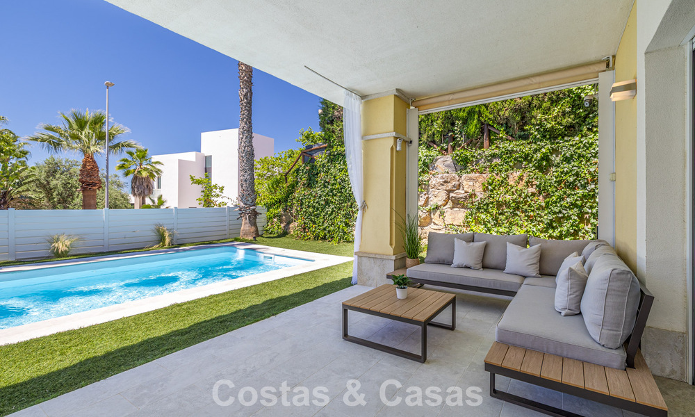 Villa jumelée rénovée à vendre avec vue sur la mer sur le golf à l’est de Marbella 800261