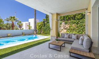 Villa jumelée rénovée à vendre avec vue sur la mer sur le golf à l’est de Marbella 800261 