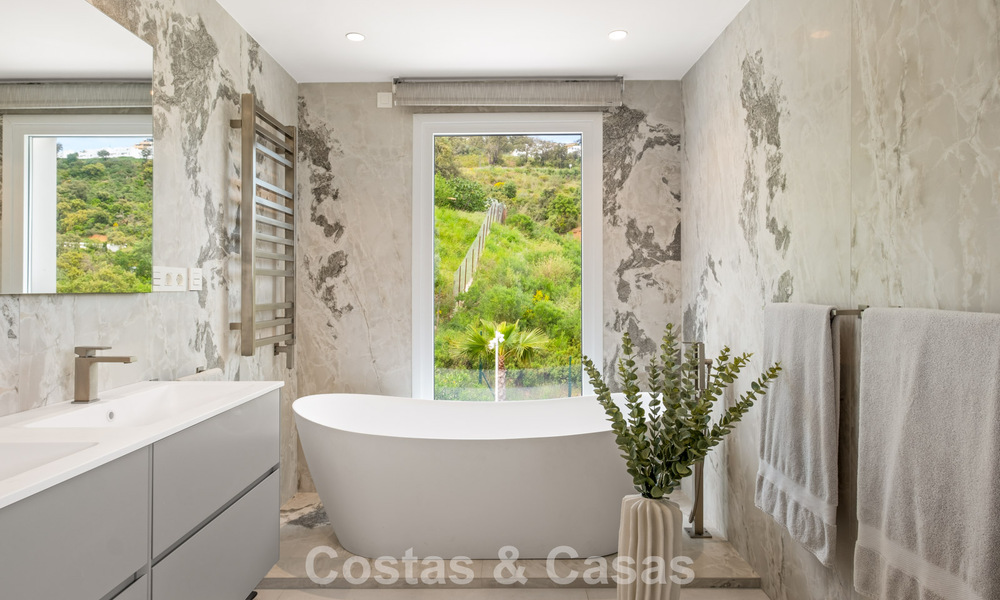 Élégante villa de luxe au style moderne avec vues panoramique à vendre dans les Collines a l'est de Marbella 800279