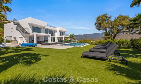 Élégante villa de luxe au style moderne avec vues panoramique à vendre dans les Collines a l'est de Marbella 800312