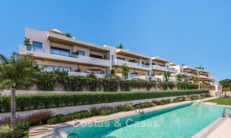 Lancement! Villas mitoyennes contemporaines à vendre dans un environnement golfique privilégié à Estepona 800557