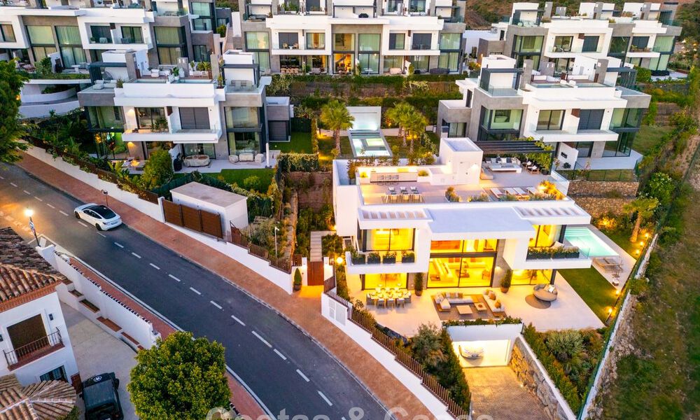 Villa de luxe haut de gamme au design minimaliste à vendre dans une résidence sécurisée à l’est du centre de Marbella 800677