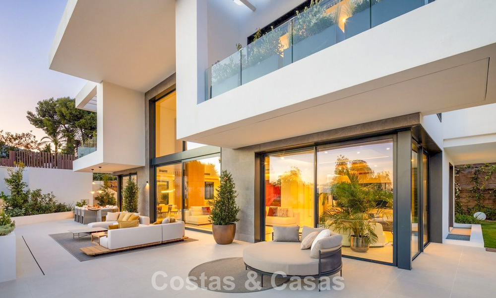 Villa de luxe haut de gamme au design minimaliste à vendre dans une résidence sécurisée à l’est du centre de Marbella 800679