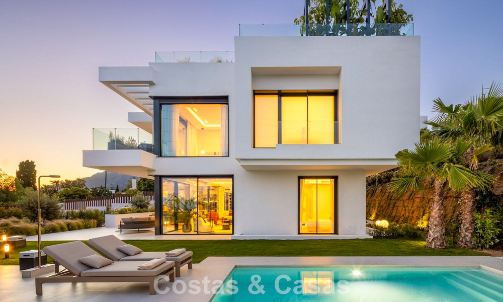 Villa de luxe haut de gamme au design minimaliste à vendre dans une résidence sécurisée à l’est du centre de Marbella 800680