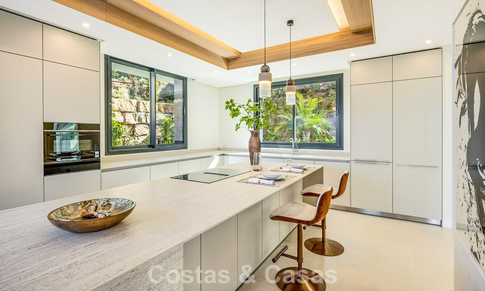 Villa de luxe haut de gamme au design minimaliste à vendre dans une résidence sécurisée à l’est du centre de Marbella 800681