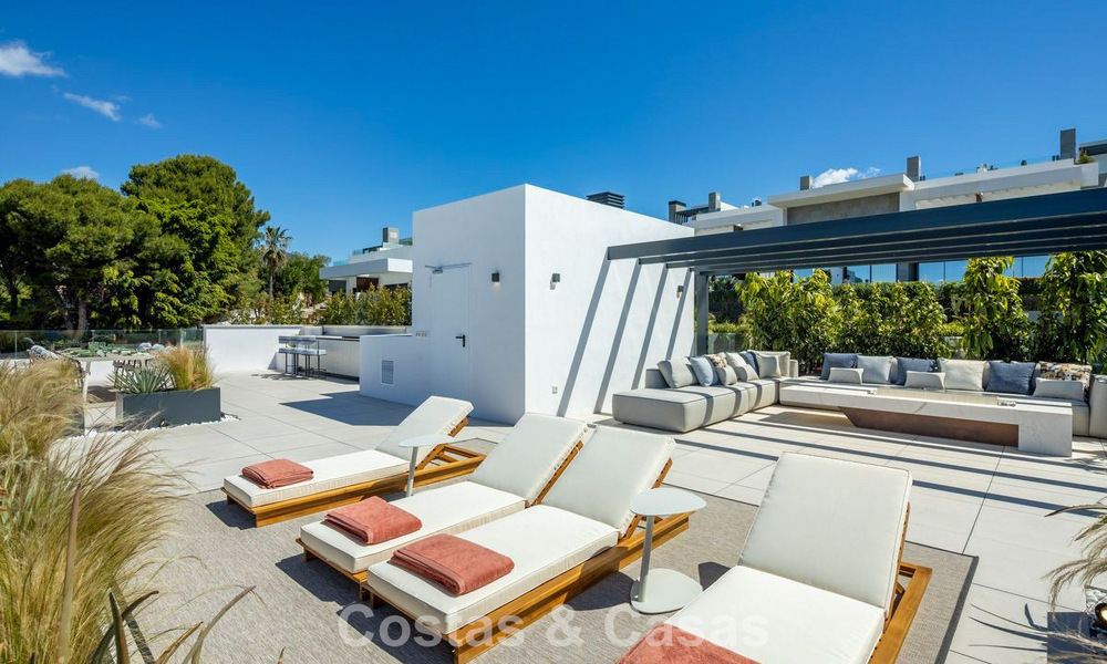 Villa de luxe haut de gamme au design minimaliste à vendre dans une résidence sécurisée à l’est du centre de Marbella 800688
