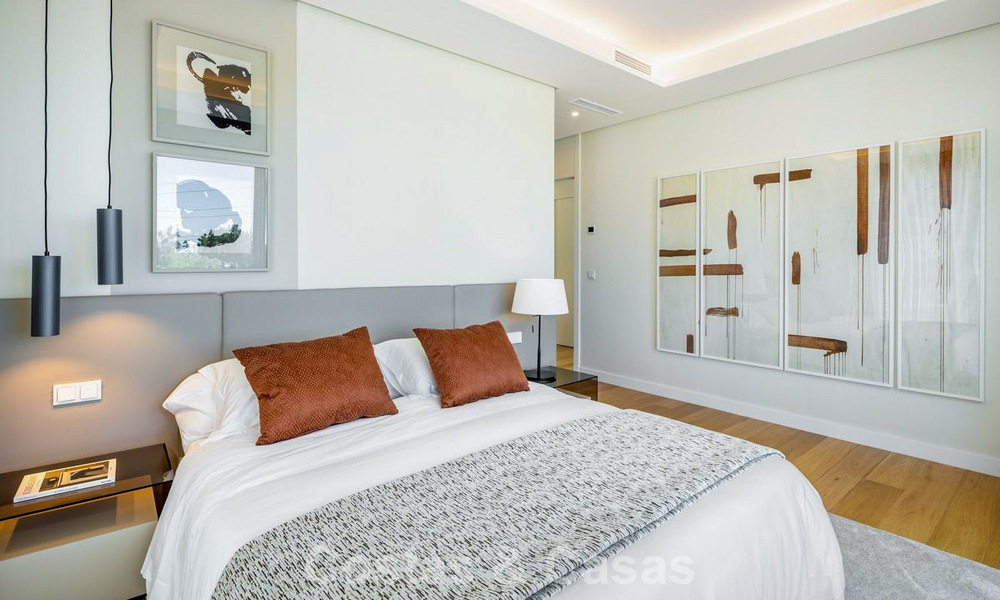 Villa de luxe haut de gamme au design minimaliste à vendre dans une résidence sécurisée à l’est du centre de Marbella 800689