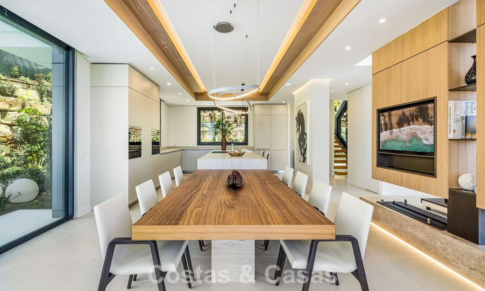 Villa de luxe haut de gamme au design minimaliste à vendre dans une résidence sécurisée à l’est du centre de Marbella 800694