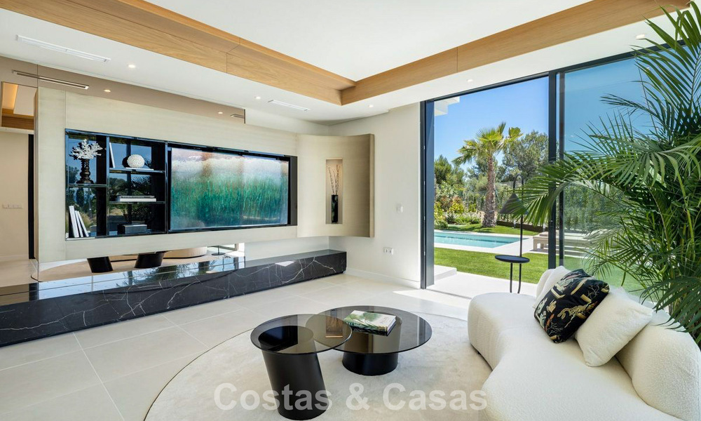 Villa de luxe haut de gamme au design minimaliste à vendre dans une résidence sécurisée à l’est du centre de Marbella 800696