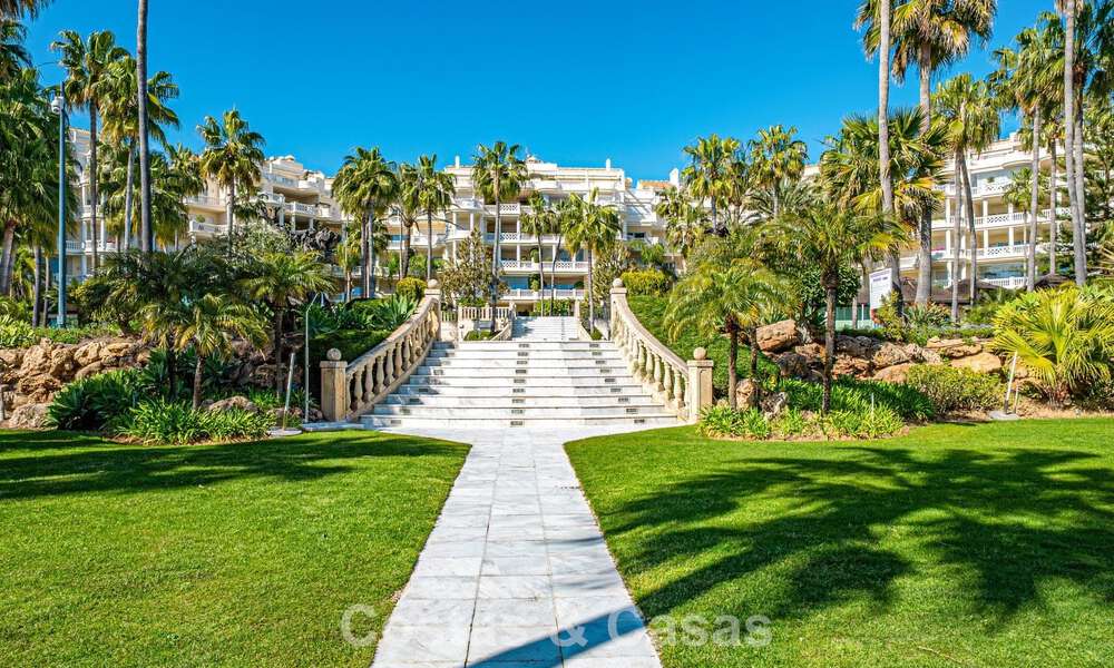 Appartement à vendre, en première ligne de plage au sein du complexe cinq étoiles Las Dunas Park, Marbella - Estepona 800871