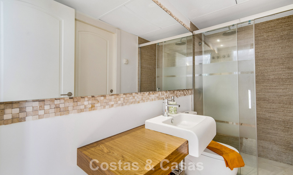 Maison de ville de 4 chambres à vendre avec vue sur la mer, en première ligne de plage sur la Golden Mile de Marbella 800840