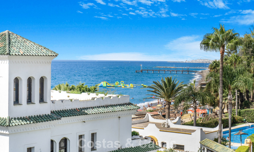 Maison de ville de 4 chambres à vendre avec vue sur la mer, en première ligne de plage sur la Golden Mile de Marbella 800857