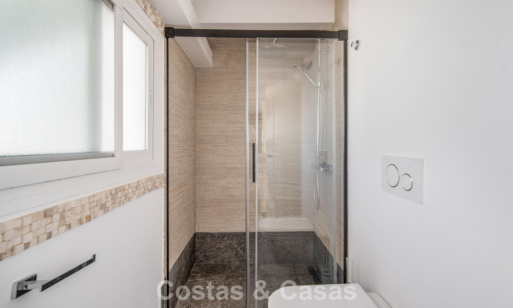 Maison de ville de 4 chambres à vendre avec vue sur la mer, en première ligne de plage sur la Golden Mile de Marbella 800861