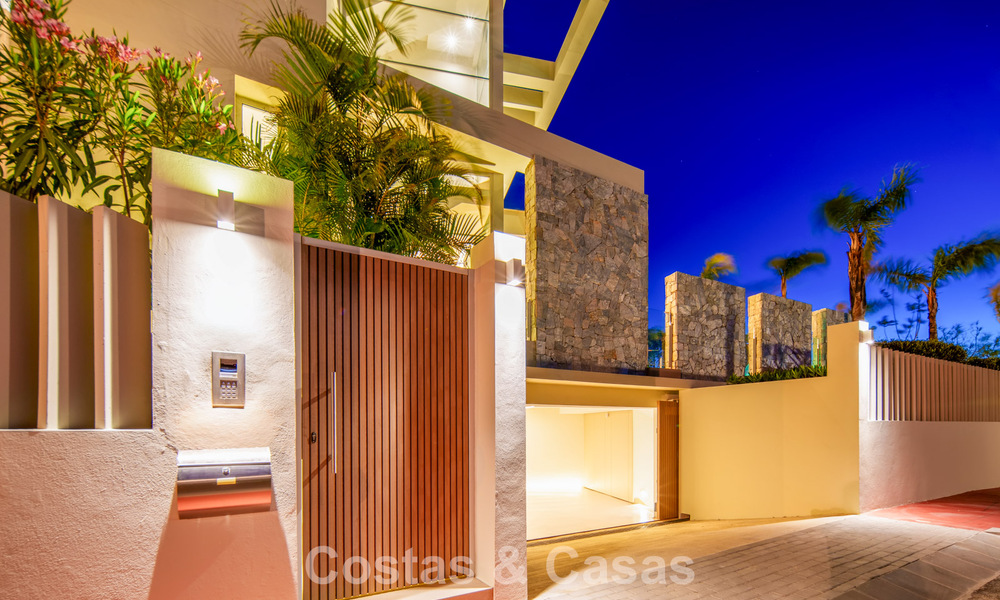Villa contemporaine de luxe à vendre avec vues panoramiques sur la montagne et la mer à Nueva Andalucía, Marbella 800902