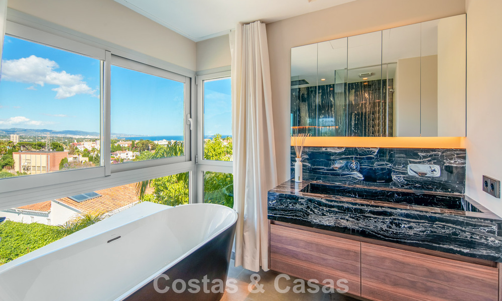 Villa contemporaine de luxe à vendre avec vues panoramiques sur la montagne et la mer à Nueva Andalucía, Marbella 800909