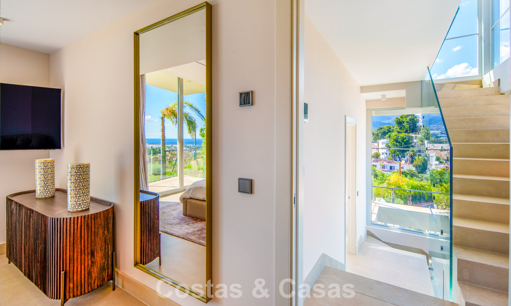 Villa contemporaine de luxe à vendre avec vues panoramiques sur la montagne et la mer à Nueva Andalucía, Marbella 800910
