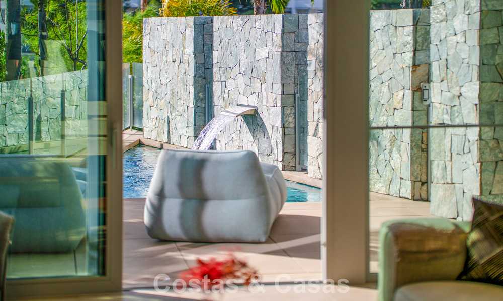 Villa contemporaine de luxe à vendre avec vues panoramiques sur la montagne et la mer à Nueva Andalucía, Marbella 800942