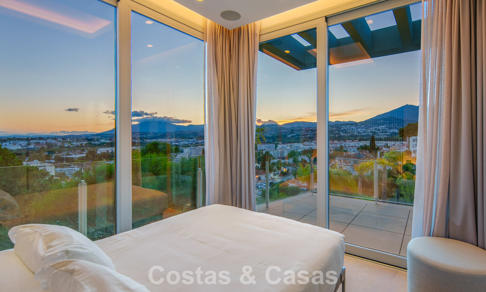 Villa contemporaine de luxe à vendre avec vues panoramiques sur la montagne et la mer à Nueva Andalucía, Marbella 800948