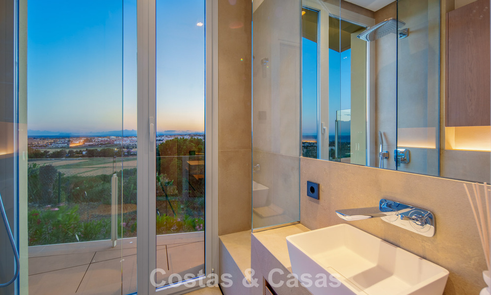 Villa contemporaine de luxe à vendre avec vues panoramiques sur la montagne et la mer à Nueva Andalucía, Marbella 800949