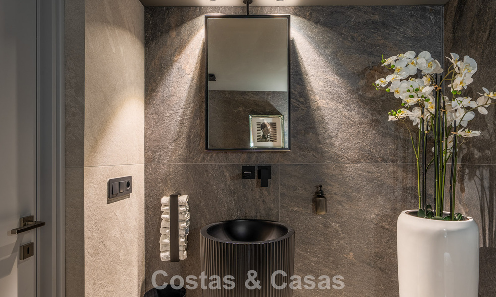 Impressionnante villa de luxe à l’architecture minimaliste moderne à vendre dans les collines de Marbella Est 801150