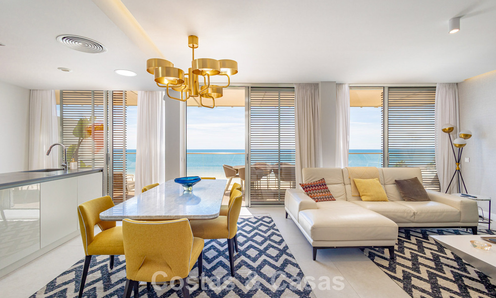 Penthouse exclusif avec une vue mer ouverte spectaculaire à vendre en bord de mer à Estepona 801257